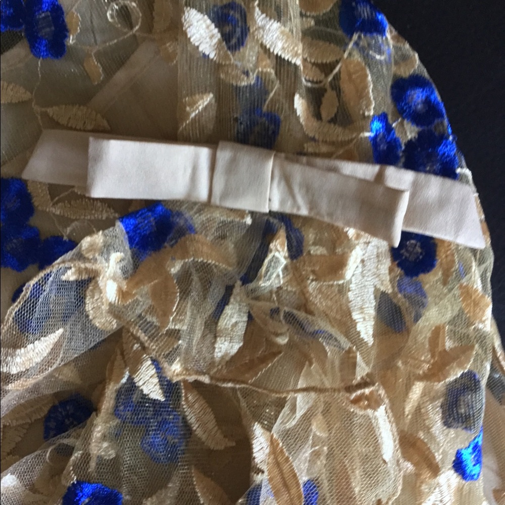 Embroidered lace blouse - Picture 6 of 8